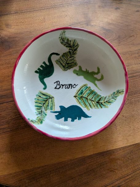 Kinderteller selbst gestaltet auf fertiger Rohkeramik