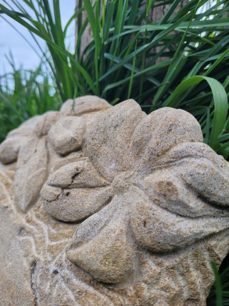 Gedenkstein mit eingehauener Blume